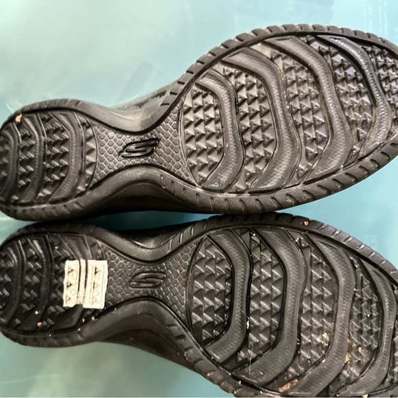 WOMEN’S SIZE 7 SKETCHER CROCS - Picture 3 of 4